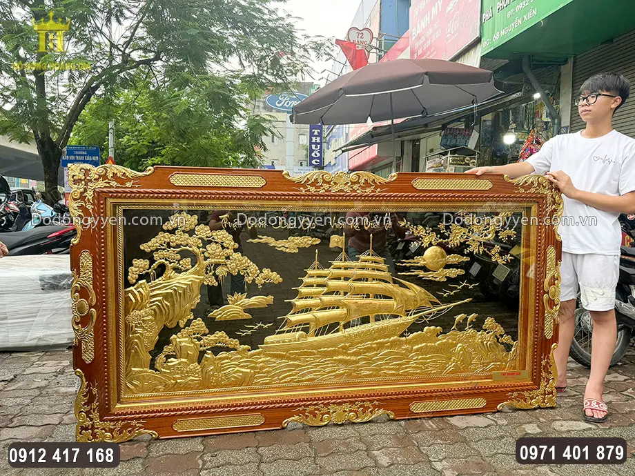 Nền tranh được sơn đen v&ocirc; c&ugrave;ng nổi bật